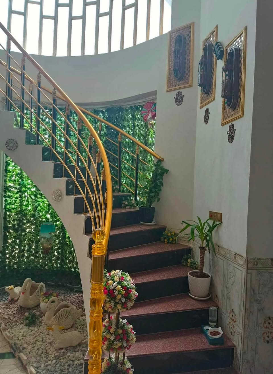 السلام عليكم
بيت للبيع مع قطعه في حي العباس 
تفاصيل البيت 
مساحه 250 متر 
طابق الاول 
2 غرف نوم 4x5
1غرفه نوم 3x 4
صحيات داخليه وخارجيه
صاله 
مناور عدد 2 
طارمه وكراج 
وديوانيه طول 9x 4
وغرفه طابق ثاني مع البيتونه 
سطح كونكريت صب 
بخصوص القطعه عباره عن حديقه مساحه 250 متر مع كراج 
السعر البيت مع القطعه 300 مليون وبيها مجال 
تلفون ***********

