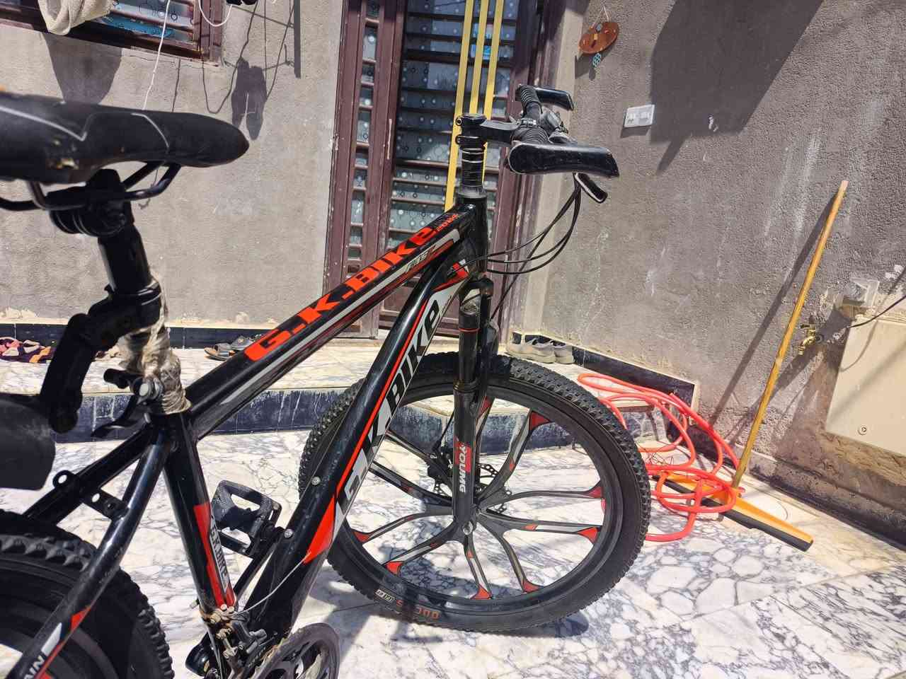 السلام عليكم بايسكل نوع Gk_bike جبلي كلشي مابيه ونضيف فقط ابريكاته بس اتضبهن وايضا السكان البراغي مو كلهن ماعدا اثنين  انوكلن بس هوه عادي تكدر تسوق وتطلع بي طبيعي البايسكل بس الاستانة مالته انكسرت نضيف كلش وتجي تسوقة وتقتنع بيه ويعجبك يلة تاخذة سبب البيع انو انا بعد مااحتاجة هيج وكفته ونضيف كلشي مابية رايدة اب70 وبي مجال للطيبين للمراسلة او الاتصال *********** بي واتساب.
