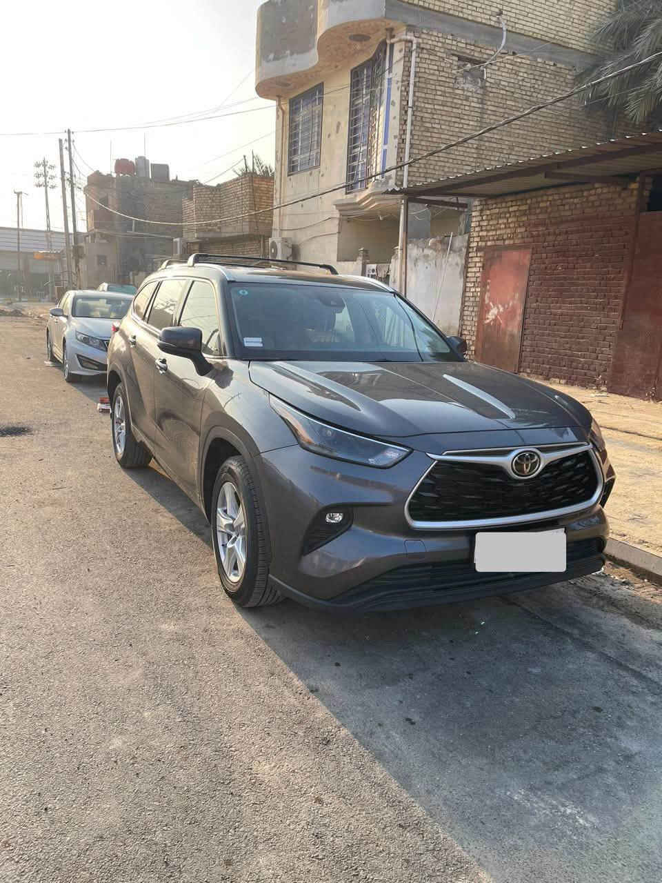 السلام عليكم
هايلندر 2022 LE محرك 6 سلندر رقم بغداد الجديد
 بدون ايرباك بدون صبغ 
ضربة جانبية  تبديل جنطة نفس اللون بسبب ضرر بسيط وتعديل جاملخ خلفي بارد.
صور الضربة في المنشور
 السيارة جاهزة بدون اي نقص .
حاليا ماشية 130 الف كيلو متر 
رقم الشاصي 5TDZZRAH1NS091158
بجم كبس بلادي
7 راكب 
كشن السائق كهرباء 
تبريد ثلاث قطع مركزي
بصمة
4 جام اوتو
جنطه شفط كهرباء
لايت امامي لد  ابيض
ويل حجم 18
تشغيل عن بعد (Remote Start)
صندوق شفط كهربائي 
رادار أمامي(تحديد مسار)
رادار جانبي (نقاط عمياء)
رادار خلفي(التحذير من الاصطدام)
تحكم وضعيات القيادة Drive Modes 
اوتو ستوب(Auto Stop)
هاند بريك بصمة
اوتو هولد(Auto Hold)
تحكم وضعيات القيادة ECO,NORMAL,SحPORT
مانع انزلاق+ABS
السعر المطلوب 27000$(270 ورقة)
للاستفسار/***********
