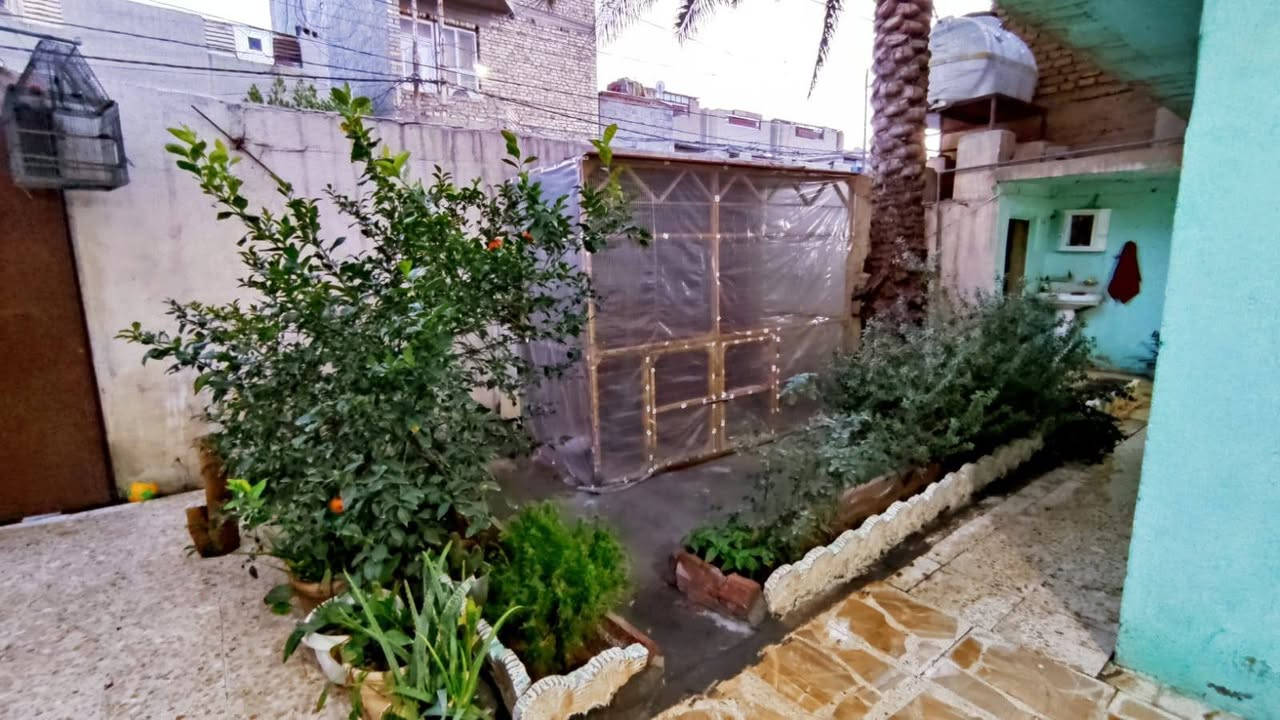بيت للبيع في الفلوجة
حي الاندلس خلف اسواق الخزرجي
المساحة : 233 م سند واقع الحال 240 م
الواجهة : 12 م 
النزال : 20 م
الشارع : 8 م
طابقين 
مكون من خمس غرف نوم 
صالتين 
استقبال 
مطبخ 
كراج 
حديقة 
نوع الملك : طابو صرف سند 
بإسم شخص واحد
السعر: 135  مليون وبي مجال
للاستفسار خاص موجود واتساب ***********
