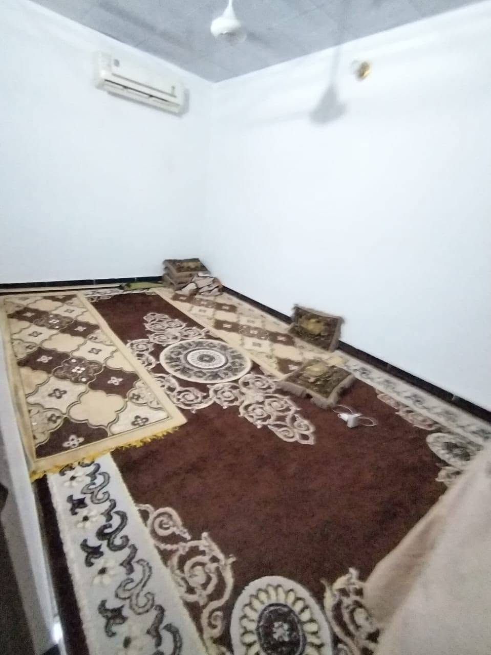 مكتب ولايه علي 

بيت للبيع المساحه 100طابو زراعي سند 25 اقرار محكمه 

بناء البيت بلوك اساس تجعيب سقف عكاده 

مبني بالبيت غرفه وصاله ومطبخ واستقبال وصحيات داخلي وخارجي 

العنوان البراكيه شارع علكم شارع حاتم الخير نهايته 

السعر المطلوب 32مليون وبي مجال 
للاستفسار اتصال أو واتس 
***********ابو علي العبدلي
