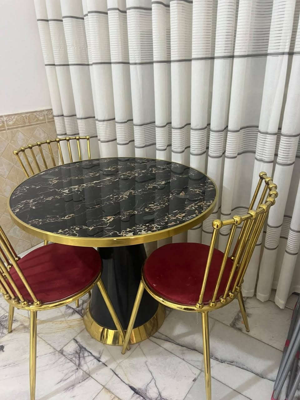 ميز • ٤ كراسي • طلاء أصلي