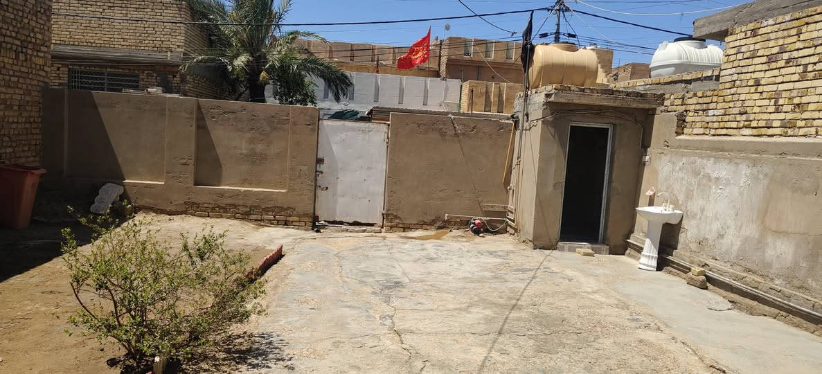 سلام عليكم عندي بيت سكن في حي الجهاد نهاية شارع السوك المسكف شارع بيت هلال مساحة البيت 280 م طابق واحد الي يحب يشتري ايراسلني او ايخابرني على هذا الرقم ***********
