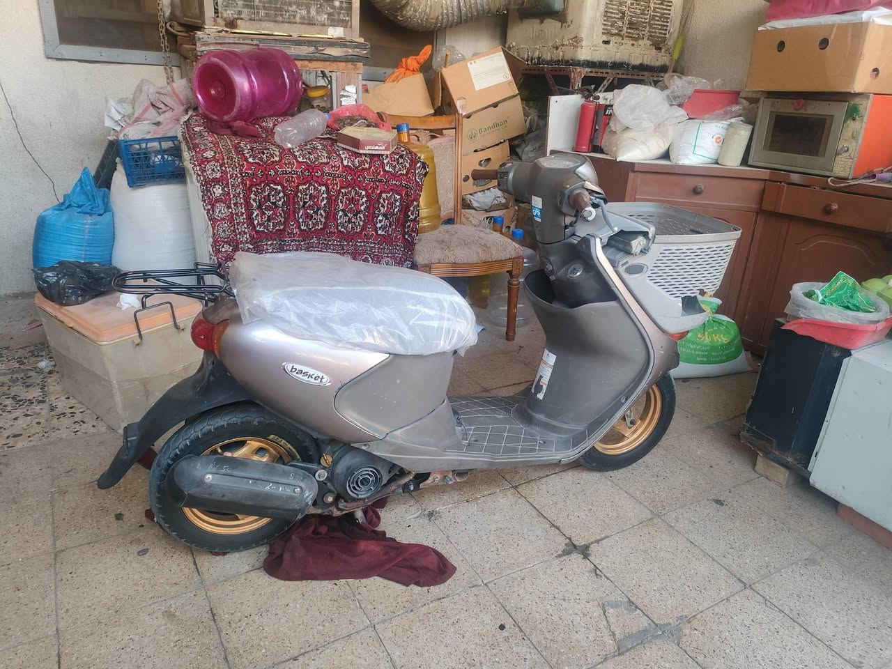السلام عليكم دراجه ادرس نوزل سازوكي للبيع تشتغل سلف وهندر وكل كهربائياتها شغاله  وكشرها كدامكم بالصور فقط المحرك يبخر للبيع ب 225 وبيها مجال للاستفسار ***********

