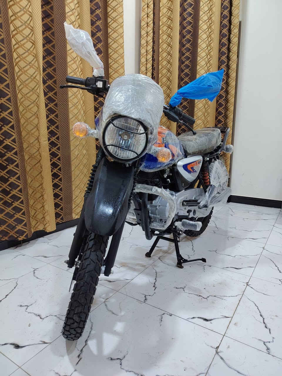 السلام عليكم
للبيع دراجة نوع هندي🇮🇳// ١٥٠/cc
نوع استخدام الدرجة شخصي (خاص) 
بوكسر رياضي مديل 2025  نهاية سنة 
مسجلة على 2026
دخول دراجة للعراق 2025 مسجلة 2026
تاريخ الشراء: 2026

شركة الشراء : من الوكيل الرسمي
شركة باجاج في العراق (غبور القلم) 
دخول الدرجة من إقليم كردستان العراق 
شركة (بهر شاخان)
لون : ازرق 
عداد الرحلة : 17.279
المحرك : كفالة 
الرقم : إنكليزي أربيل ( رقم مميز ) 

الرسميات: دراجة اصولية 
سنوية و رقم  إنكليزي أربيل و المالك بصرة بسمي دراجة
الكفالة : دراجة كفالة عامة من السرقة او تلاعب في قطع الغيار أو عداد الرحلة و الدراجة على وضعية الشركة كفالة
(والك حق الفحص وانه خادم) 

الصيانة : كفالة ما داخلة اي صيانة 
استخدام الزيت : ليكو مولي 20W50
 LIQUI MOLY /زيت المانيا
كل 12 يوم يتم تبديل الزيت المحرك
الكهرباء دراجة : كل شيء شغال 

السعر :(على الخاص) 
الموقع الدراجة بصرة  _ قضاء شط العرب
ارجو من الاخوة الكرام 
الاتصال أو المراسلة على هاذا رقم 
***********

