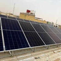 طاقة شمسية • بطارية ٧.٧ كيلوواط ساعة • انفيرتر ٤.٥ كيلوواط