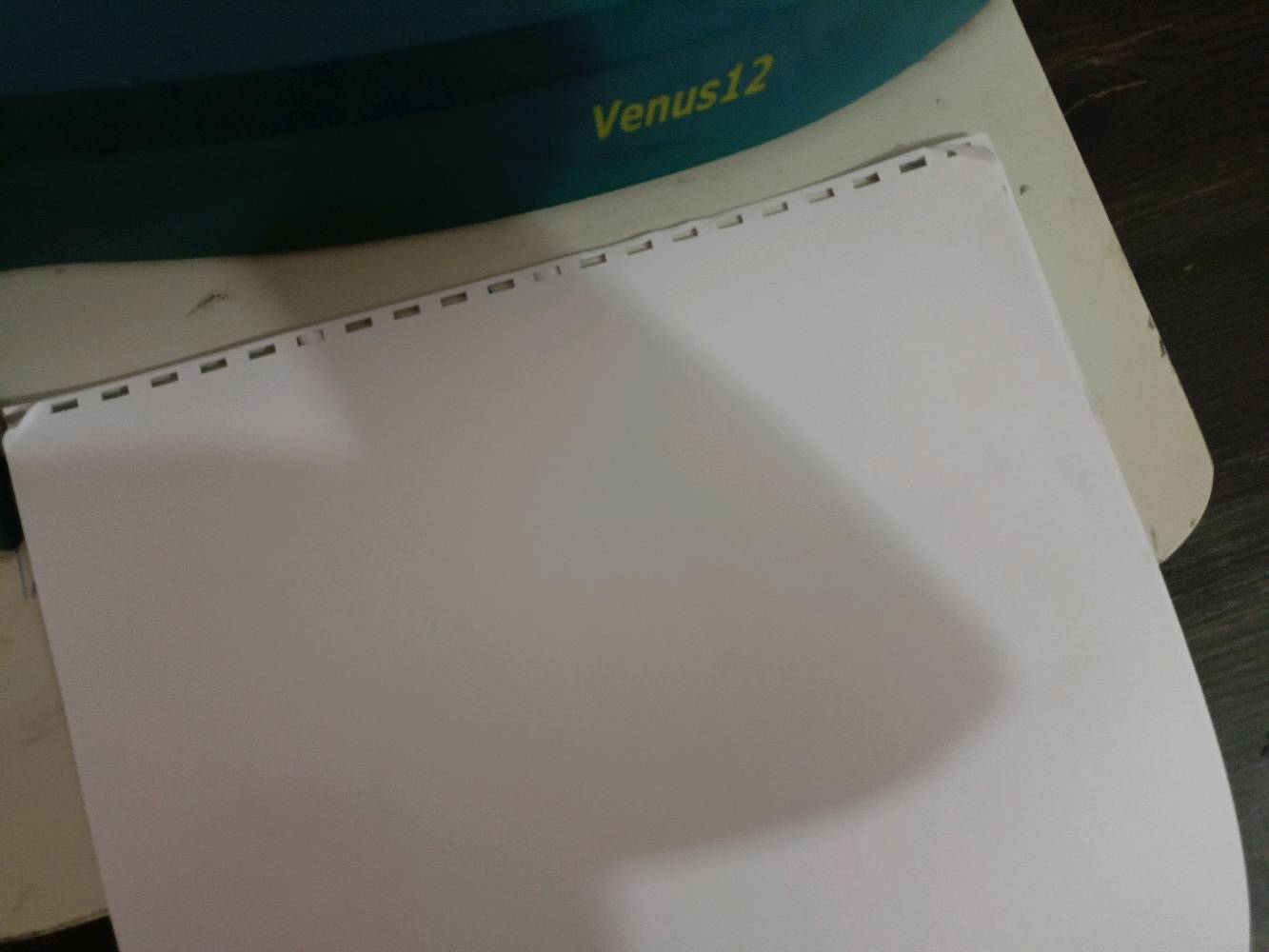 للبيع: ماكينة تثقيب وتجليد حلزوني (Venus 12)
​الحالة: مستعملة ونظيفة جداً، الشفرات حادة وتثقيبها ممتازة وواضح.
​الموديل: Venus 12 (AITC).
​المواصفات:
​خرم يدوي متقن وسهل الاستخدام.
​تحتوي على موجه جانبي لضبط أبعاد الورق (A4 / B5).
​مثالية للمكتبات، المكاتب، والطلاب لتجليد الملخصات والبحوث.
​السعر: 35,000 دينار (قابل للتفاوض البسيط).
​الموقع: بغداد.
​للتواصل والاستفسار، يرجى المراسلة على الخاص.