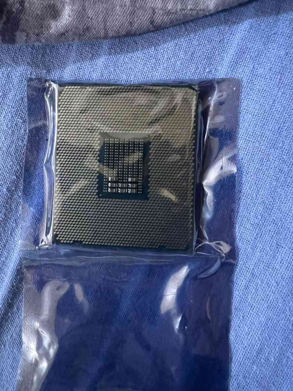 معالج سيرفر من Intel Xeon
Intel Xeon E5-2680 
    المعمارية: Broadwell-EP
 🔹 الأنوية: 14 نواة / 28 خيط
 🔹 التردد الأساسي: 2.40 GHz
 🔹 يصل تقريباً إلى 3.30 GHz Turbo
 🔹 المقبس: LGA 2011-3
 🔹 استهلاك الطاقة: 120W
 🔹 مخصص أساساً للسيرفرات ومحطات العمل

للتواصل واتساب ***********
