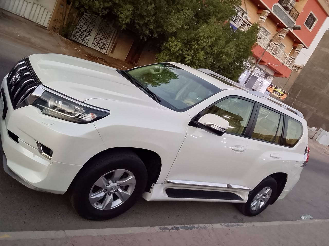 برادو 2018 مكفوله من الصبغ بيها رصعتين ومسويها بارد متبين سياره جديده كير ومكينه مكفولات سياره بأسمي رقم بغداد جاهزه اي نقص مابيها ماشيه 101 الف معروضه 37 وبيها مجال مكاني بغداد ***********
