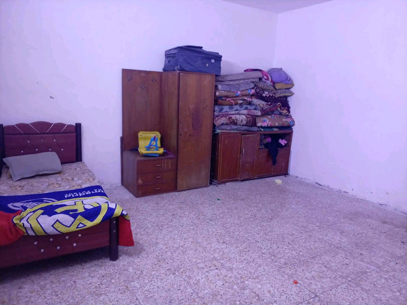 السلام عليكم بيت زراعي لبيع مساحه ٢٠٠ متر بي غرفتين وصاله ومناور ثنين مكاني بغداد حي البتول سعر ٣٥ بي مجال***********