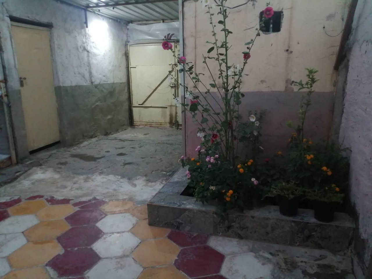 ✨ دار للبيع ✨
📍 الديوانية – شارع سيد هاشم (مجاور لمجمع عزيز المياحي)
📐 المساحة: 150م – البيت زراعي
🏠 التفاصيل:
مطبخ / صالة / غرفة / محل
حمام داخلي + صحيات خارجية
ممر داير البيت(25مليون) 
📞 للاستفسار: *********** (واتساب متوفر)
