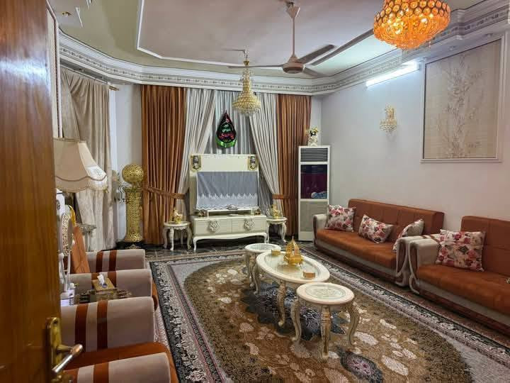 الدار للبيع طابقين ويرهم مراوس  الموقع حله زوير الغربي قرب مشروع الماء المساحه 250 متر واقع حال 300 التفاصيل يحتوي على استقبال كبير+ 5غرف نوم ومطابخ حار وبارد ومجمعات صحيه 3 للاستفسار الاتصال على رقم ***********
