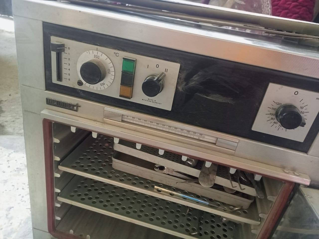 جهاز اوتو كليف التعقيم نظيف جدا السعر 500 الف مع معدات اسنان للاتصال ***********
