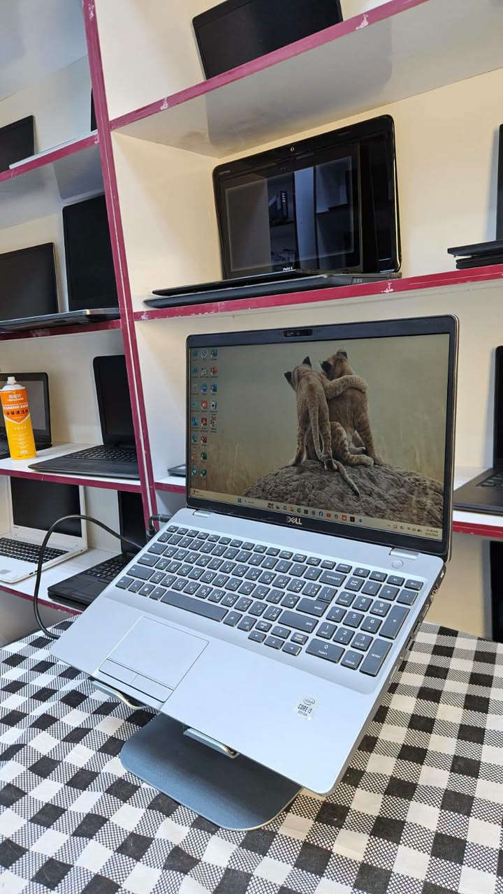 🔥 متوفر كمية حلوة 🔥

🏗️ للمهندسين وطلاب الهندسة والمصممين — جهاز Workstation عملي بكرت NVIDIA Quadro، مناسب للأعمال الهندسية والتصميم وبرامج الـCAD والمشاريع الدراسية والاحترافية.

💻 Dell Precision 3551 — قوة فئة H مع كرت Quadro P620

⚜️ المواصفات:

⚜️ المعالج: Core i5-10400H — الجيل العاشر — فئة H
⚜️ الرام: 8 كيكا DDR4 — قابل للتطوير
⚜️ الهارد: 256 كيكا SSD M.2 — قابل للتطوير
⚜️ كرت الشاشة المنفصل: NVIDIA Quadro P620 — 4 كيكا
⚜️ كرت الشاشة الداخلي: Intel UHD Graphics — 4 كيكا (ذاكرة مشتركة)
⚜️ حجم الشاشة: 15.6″
⚜️ دقة الشاشة: FHD 1920×1080
⚜️ نظام التشغيل: Windows 11 Pro
⚜️ الكيبورد: عربي / إنكليزي ليزري — بدون إضاءة
⚜️ الشاحن: Dell دائري — 130 واط

🎁 الهدايا والملحقات:
• حقيبة لابتوب
• شاحن Dell أصلي
• ماوس
• ماوس باد
• تغليف احترافي (داخل كرتونة)

🛡️ الضمان والخدمات:
• فحص اللابتوب ومقارنة المواصفات والنظافة قبل الاستلام عند المندوب.
• ضمان أسبوع كامل بعد الاستلام.
• تنصيب البرامج الأساسية وOffice حسب الطلب.

🚚 التوصيل: التوصيل متوفر إلى جميع محافظات العراق

📞 للحجز أو الاستفسار (متوفر واتساب):
*********** – ***********

📌 موقّعنا: بغداد الأمين الثانية

📦 العدد المتوفر: كمية

💰 السعر: 525,000 دينار عراقي
