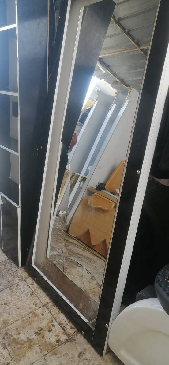 السلام عليكم مرايتين وفاترينا وجاهز بخار كلهن اب ١٠٠ قفل مرايا وحده مفطوره الجامه بغداد حي القاهره ***********
