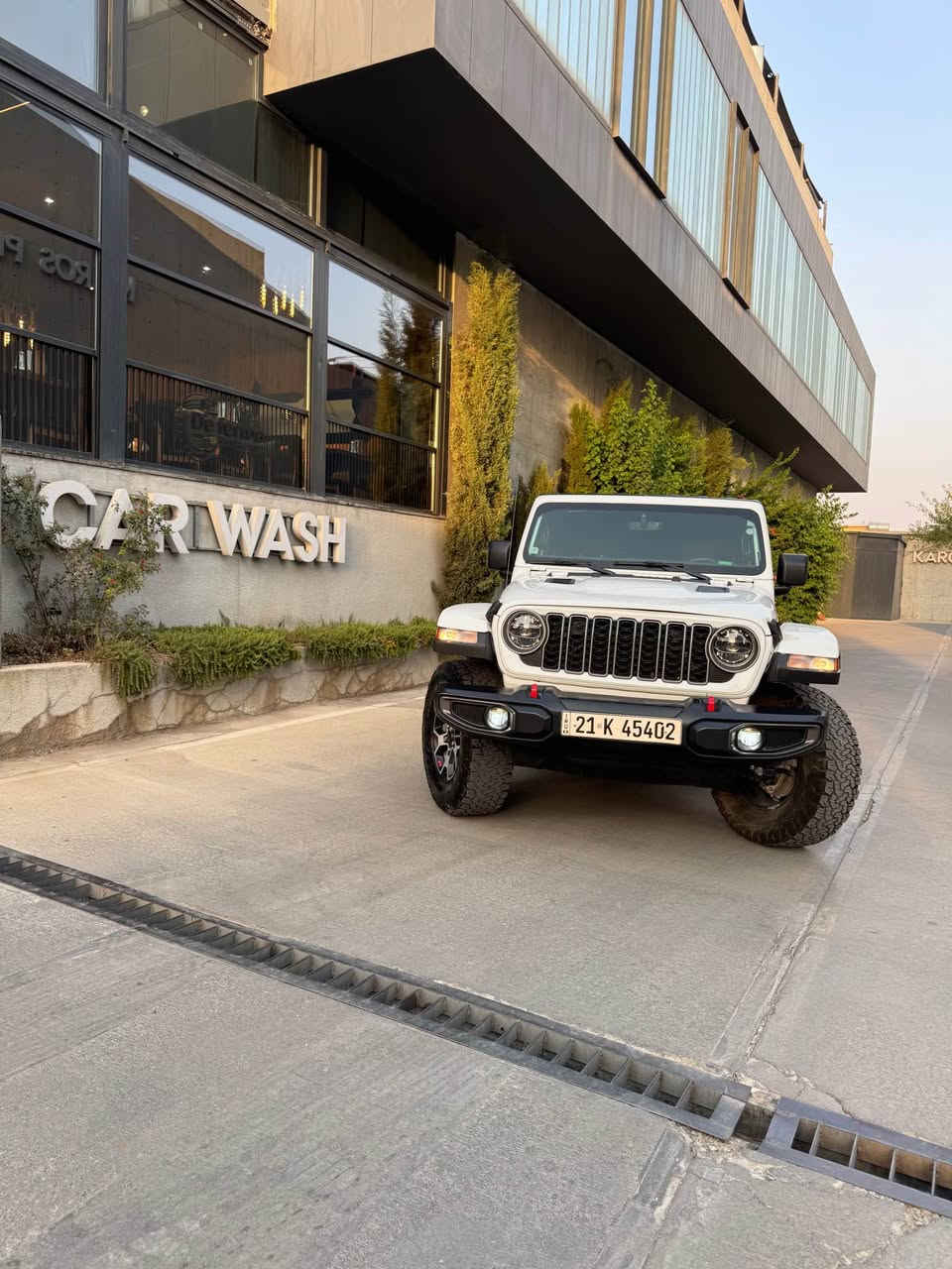 Jeep wrangler 2023 rubicon
سەیارەکە فول مواسەفاتی روبیکۆنە  
شاشە و کامێرا 
سیستەم ساوند 
قفلی ئەکسلەکان 
زۆر مواسەفاتی تر 
مەکینەی ٢٠ تۆڕبۆیە
حادیسەیەکی زۆر خەفیفی هەیە بەس دەعامیەکەیەتی 
ئێرباگ سوکان تەقیوەو دانراوەتەوە 
٢٠ هەزار ڕۆشتوە 
تەحویل وەکالە بە شەرت نرخ :٢٧٥
*********** السليمانية, العراق
