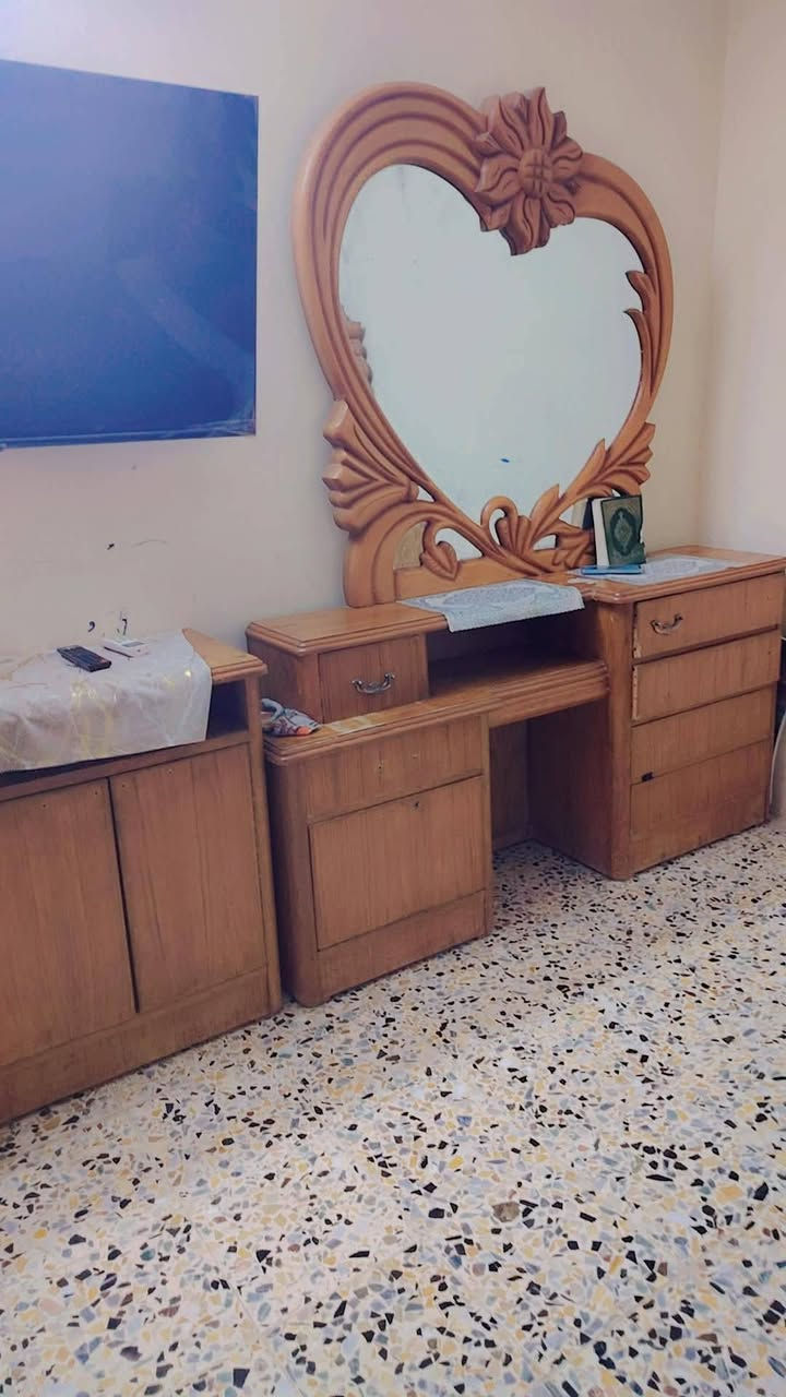 غرفه للبيع السعر 550 بيها مجال شي قليل ***********
