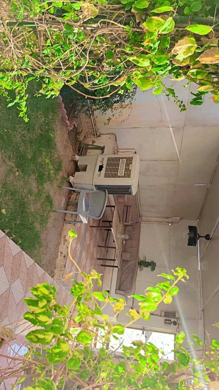 السلام عليكم بيت للبيع المساحه 150 طاب وصرف و150 تشجير بيت يحتوي على حديقه خارجيه وطرمتين وست حمامات البيت يحتوي على مدخلين يحتوي على صاله واستقبال في الطابق الاول وغرفه نوم ومطبخ حار وبارد في الطابق الثاني ثلاث غرف نوم وصاله المكان بغداد الدوره ابو الدشير خلف المركز الرقم *********** الرقم الثاني ***********
