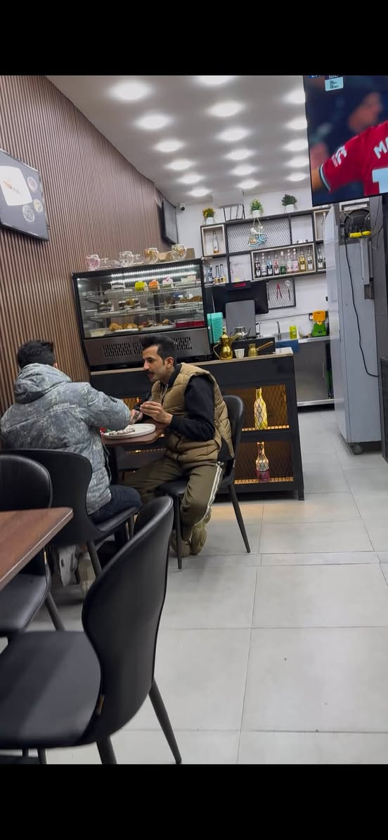 السلام عليكم
للبيع !!!
حماصة قهوه حجم نصف كيلو 
شواية كريب فرنسي جديد استخدام كم شهر فقط 
عارضة كيك كلش نضيفه حجم (عرض٨٨ / طول٥٥/ ارتفاع٦٨)
الميز الي موضح بالصوره اسفل العارضة مال كيك 
للتواصل ***********
