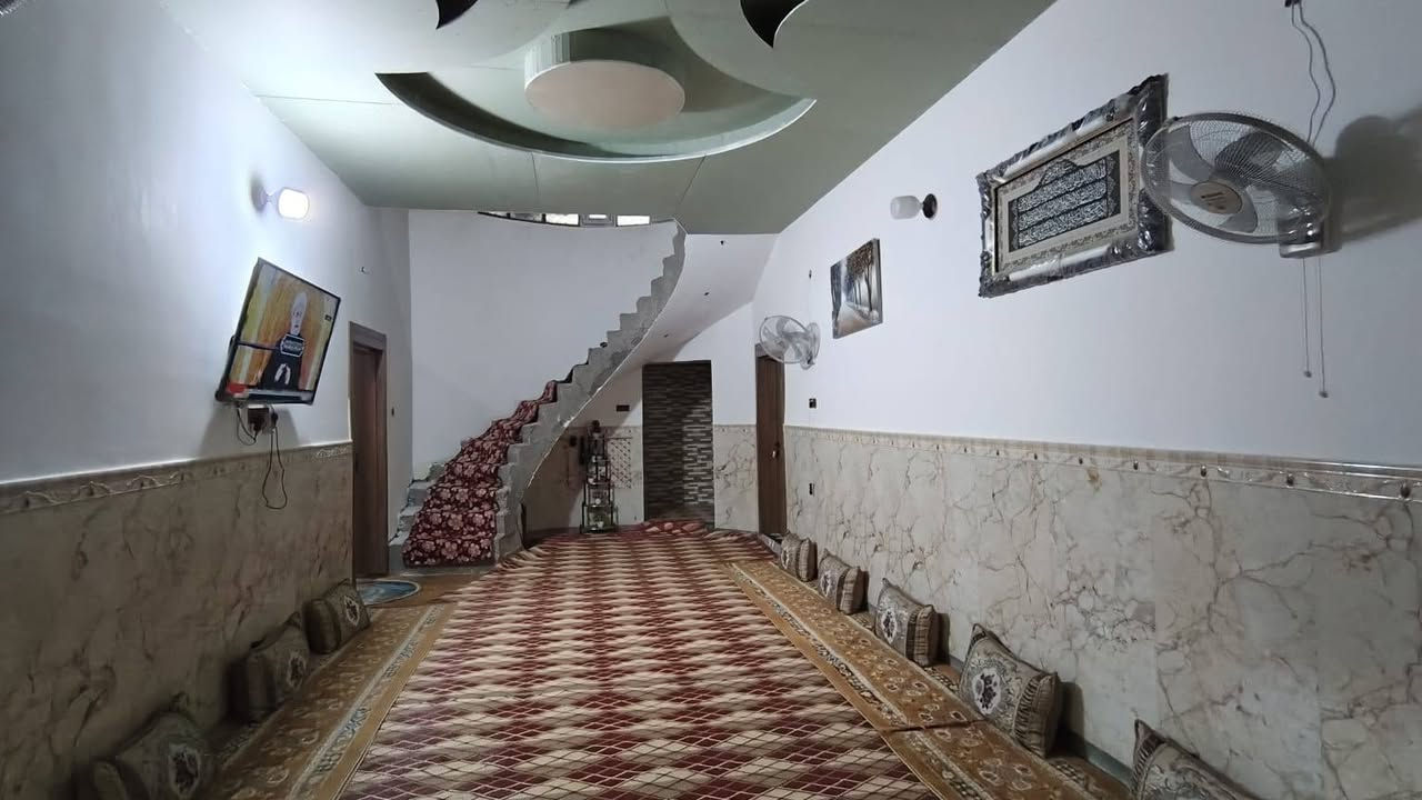 السلام عليكم بيت طابو صرف.للبيع مساحه325بناء200..متروحديقه125مترصاله١٢×٤ وغرفتين وحده سويت6×4والثانيه5×4....مكشوفتين 3حمامات..البراني 94بدون لبخ المكان الحيره شارع الحولي حي الحسين قرب المدرسه الصيني.الاتصال***********
