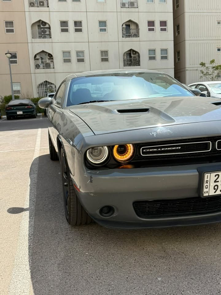 سلام عليكم جالنجر 2023 SXT للبيع لون اسمنتي مميزه مكفوله ضررها مثل ماموضح بل صوره رقم شاصي موجود كذلك 
سياره ماشيه 63 الف قابل لزياده  بجم كبس حادث بس باب 
اضافات مميزات 
ويل رياضي 
تايرات جديده حجم رياضي 
كشن كهربائي
كامره خلفيه
شاشه لمس
تشغيل بصمه 
بس لايت مابيها ناقصها 
السعر 204 بيها مجال بسيط شراي 
رقم تواصل (***********)
