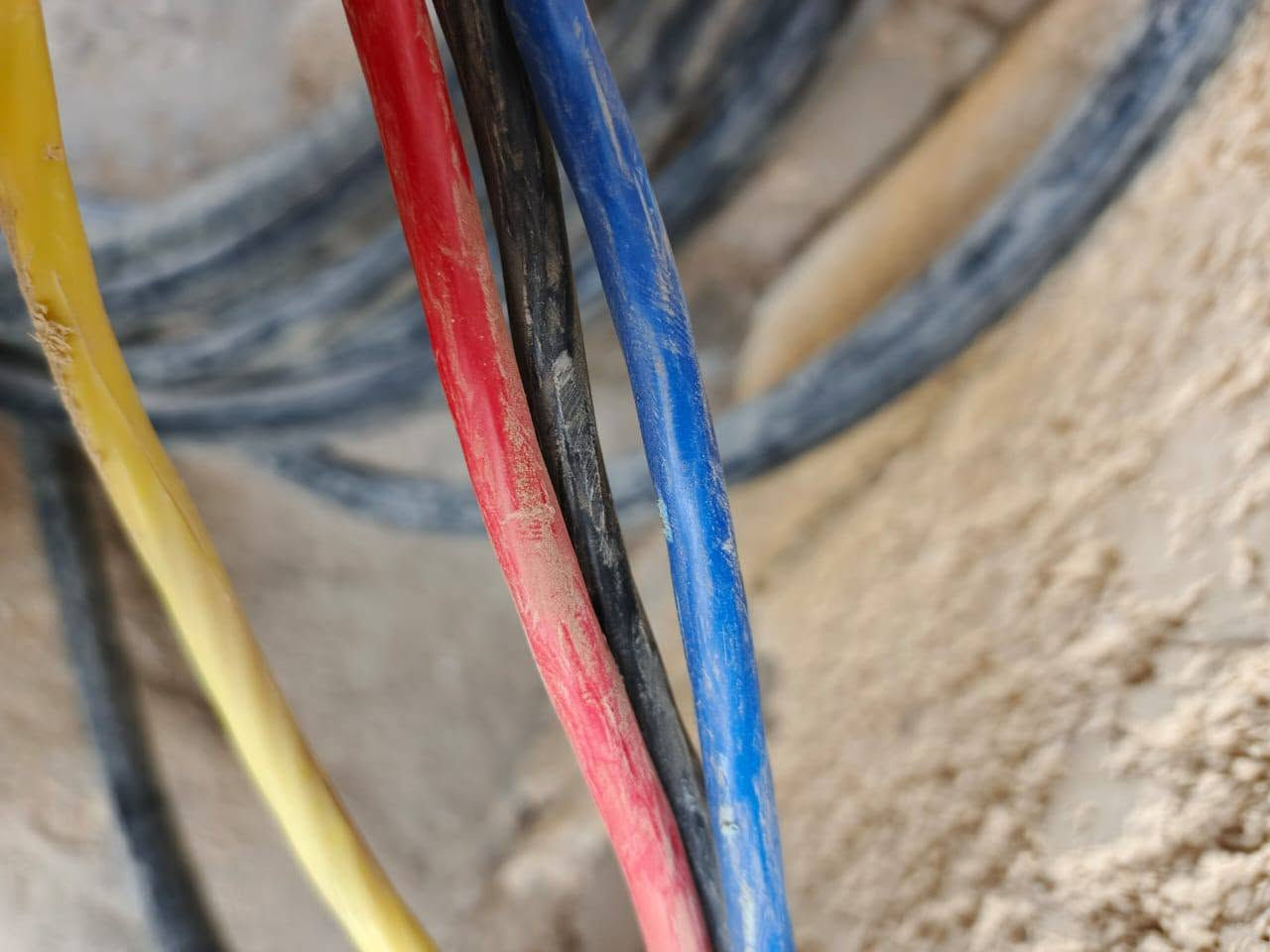 كيبل الفنار السعودي مسلح صلي 25×4/الطول19مترسعر200قفل كابينه جازه فول حماية كله تحكم الكتروني تري فيزسعر200وبيه مجال 
نتصل ***********
