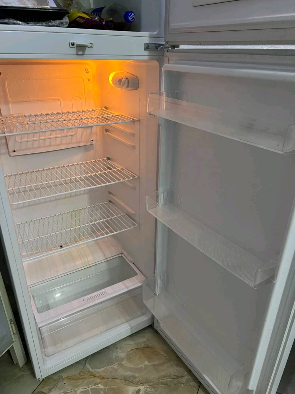 ثلاجة جديده لبيع وبيها مجال