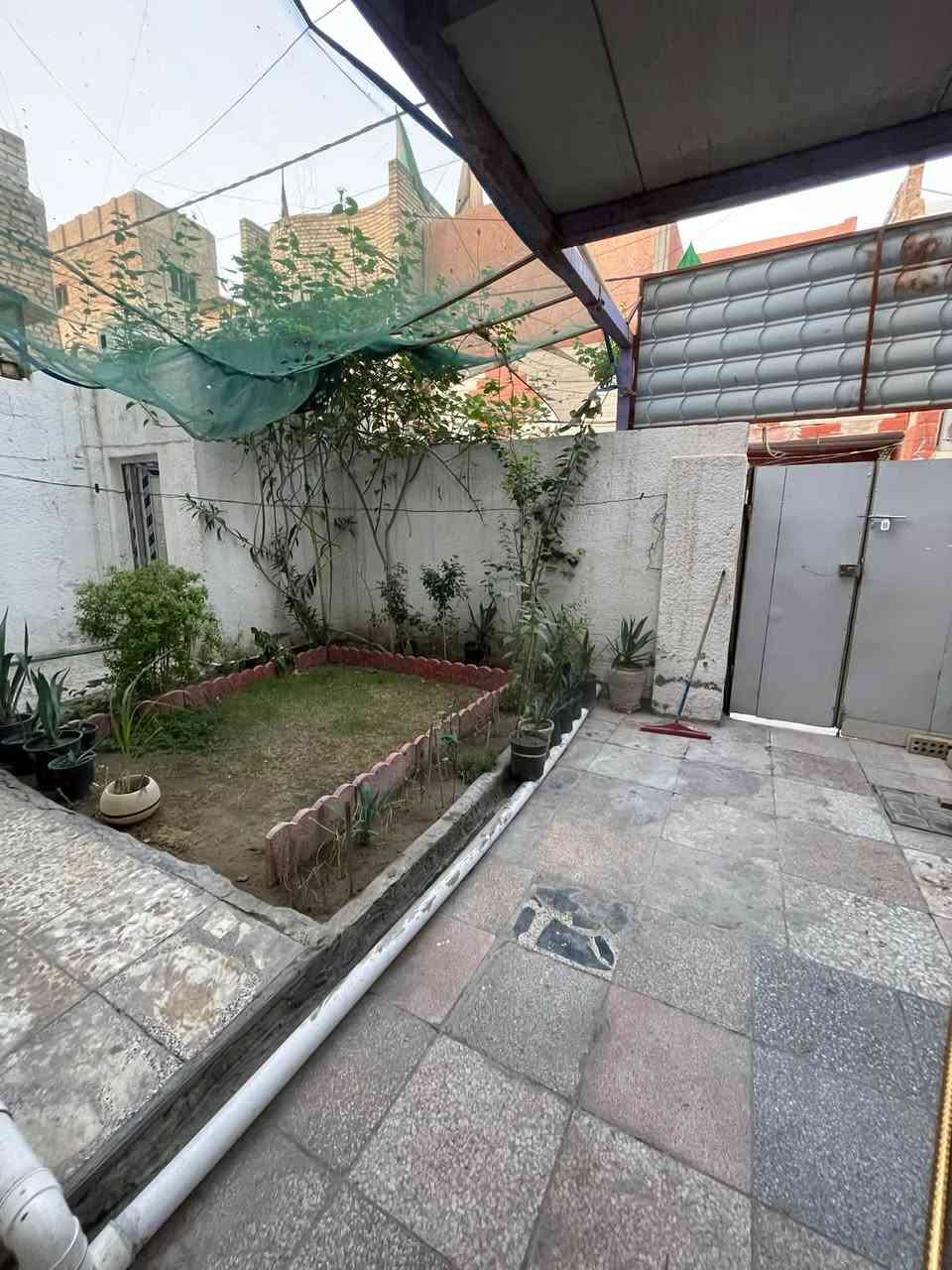 بيت للبيع مساحه ١٤٤ قطاع ٣٦ امام جامع عمار بن ياسر تفاصيل البيت
الطابق الارضي استقبال وهول وغرفه ومطبخ وحمام داخلي وخارجي وطرمه جبيره وحديقه 

الطابق الثاني استقبال و مطبخ وغرفتين وحمام 

الطابق الثالث غرفه سويت وسطح جبير 

سعره ٢٥٠ وبي مجال للشراي  

رقم ***********
