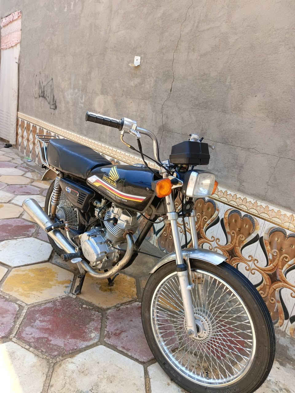 سلام عليكم دراجه نامه للبيع 
اصلولي اوراق 
مبدل بيه هواي غراض دشبول كامل ضفيره جديده تانكي جديد عقل دينمو جديد ملف جديد  
مكان ناصريه سيد دخيل 
   سعر  525  واتساب ***********
المو شراي لآ يراسل رجاءاً

