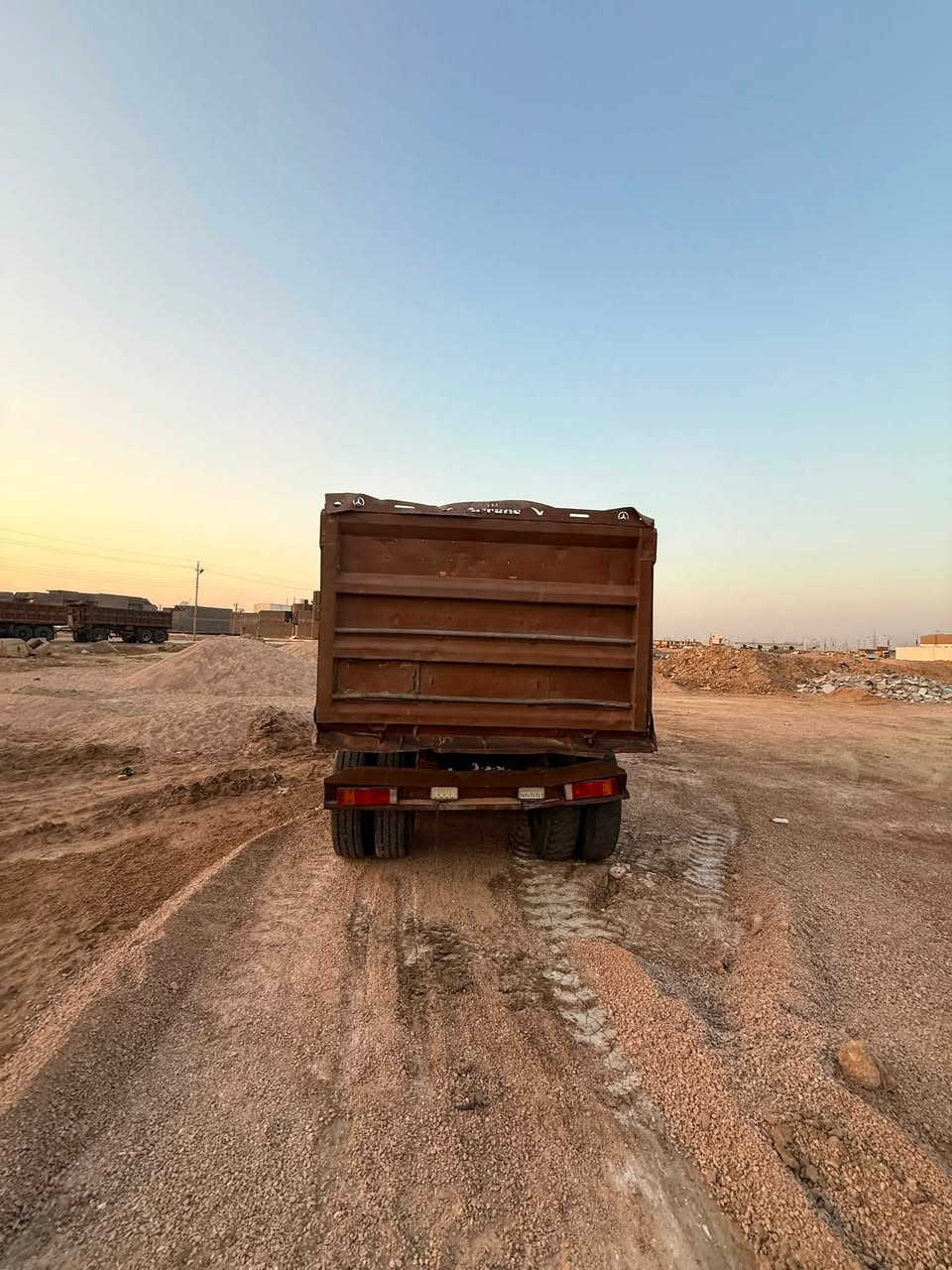 مقطوره للبيع طوناجية فارغها ٨ طنان السعر ٦٠ وبيها مجال
***********
