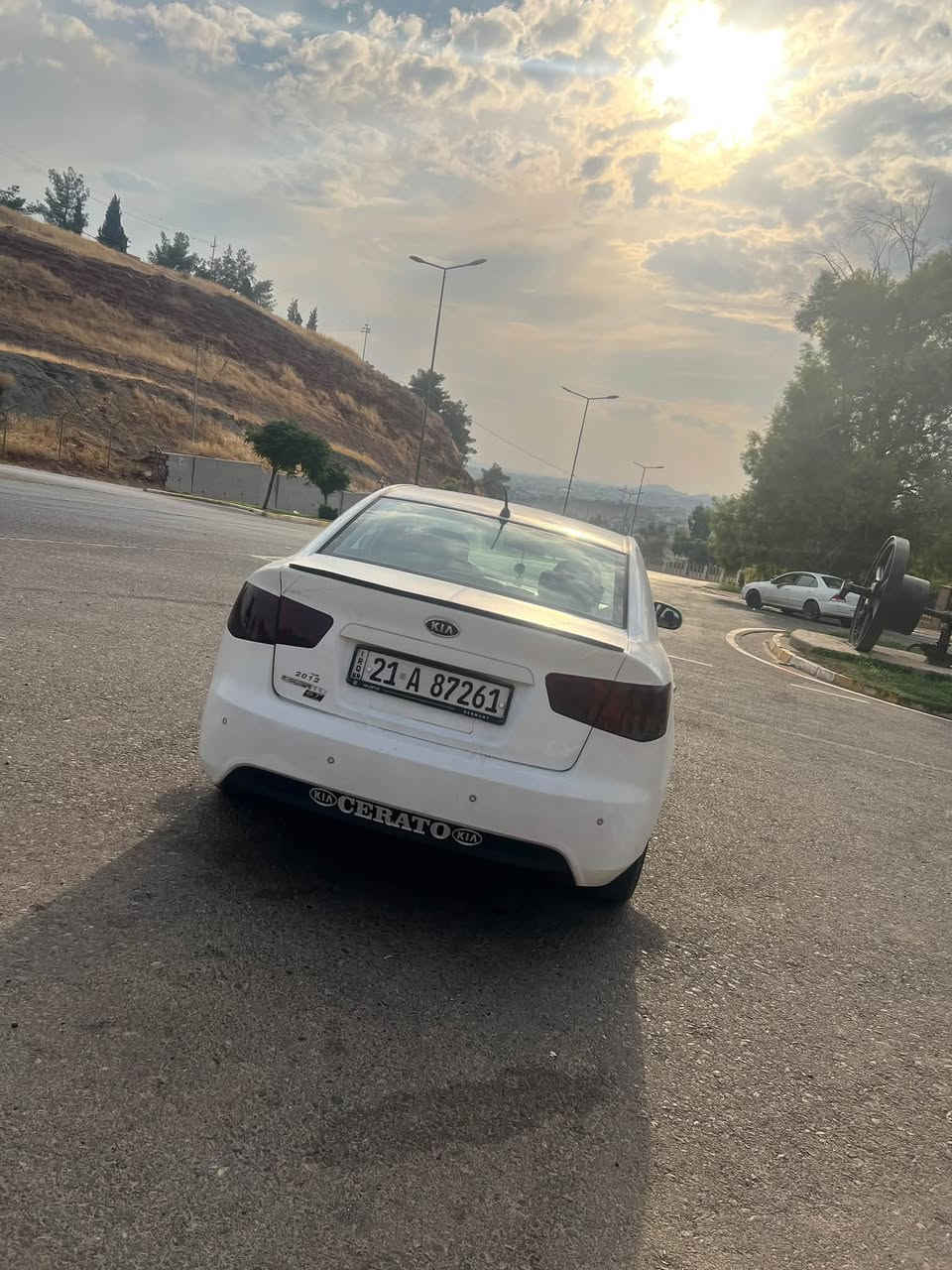 سیراتو مۆدیل ٢٠١١
یەک دەرگای بۆیاغە بەبێ داخیل دەرگای سەکنیش کەمێک کارتی هەیە وێنەکەیم داناوە ، رقەم سلێمانیە سەنەوی نوێیە تا ٢٠٣١ بەناوی خۆکە مەکینەی نەکرایتەوە گێڕ و مەکینە بەشەرت وەکالە و بەناو کردن بەشەرت سعری ٨٩ مەجالێکی کەم.***********
