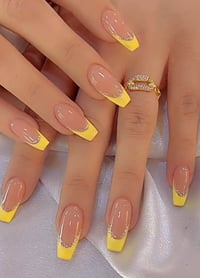 تركيب رموش • أظافر جل • تنظيف بشرة