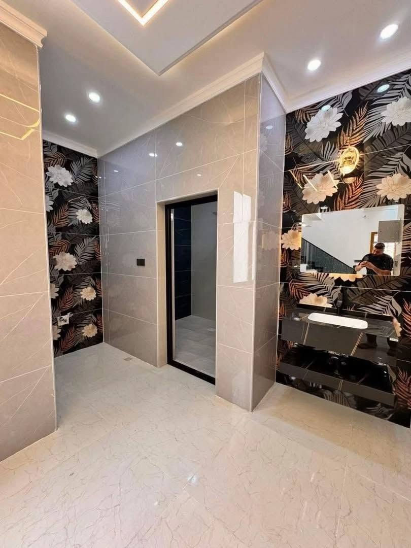 🏡 عروض بناء وترميم وتسليم مفتاح مميزة لـ 2026 🔑✨
إذا موهيج بيتك فلوسك مرجوعه 
متوفرة بنظام الأقساط والدفعات الميسرة 💳
المواصفات الفنية والهندسية:- 🛠️
1️⃣ تعديل الموقع: تسوية وفرش طبقة سبيس (لا تقل عن 20سم) مع الرش والحدل. 🚜
2️⃣ مكافحة الأرضة: رش مبيدات ممتازة من نوعية جيدة جداً. 🐜🛡️
3️⃣ الأساس وعزله: حصيري للـ 100م وشريطي للمساحة الأكبر (عرض 80سم للطابقين و60سم للطابق الواحد). التسليح بحديد ناجح مختبرياً (أقطار 12 و16 ملم) مع عزل الرطوبة. 🏗️
4️⃣ التجعيب: بالطابوق الجمهوري ومونة الإسمنت المقاوم للأملاح. 🧱
5️⃣ البلو وصب الباتلو: صب باتلو 10سم مع إضافة مواد تقليل النفاذية. 💧
6️⃣ الهيكل: بناء بالطابوق الجمهوري ومونة الإسمنت بارتفاع 3.2م (مع البيتونة والستائر). 📐
7️⃣ السقوف: صب كونكريت ممتاز بتسليح حديد ناجح بالفحص (قطر 12 و16 ملم) حسب التصاميم. 🏠
8️⃣ الإنهاءات الداخلية: لبخ وجدران جص وبورك وستائر بدقة عالية. 🎨
9️⃣ الحمامات والمطابخ: سيراميك هندي أو إيراني درجة أولى. 🚿
🔟 الكهربائيات: بوري أردني أو سعودي مع تصاميم إنارة مميزة للحديقة. 💡🌳
11️⃣ الصحيات والمجاري: شبكة ماء ومجاري (مصر سمارت أو الأمل الشريف) مع خلاطات وملحقات تركي أو إيراني درجة أولى. 🚰
12️⃣ الأرضيات: سيراميك، بورسلين، أو كاشي عراقي نوع جيد (مع صب الأرضية قبل التطبيق). 💎
13️⃣ التجهيزات: خزان مياه سعة 1000 لتر ومفرغات هواء للحمامات والمطبخ. 🌀
14️⃣ السطوح: فرشي كربلاء خضراوي مع العزل الحديث ضد الرطوبة والأمطار. ☀️
15️⃣ الأبواب: أبواب داخلية من النوع التركي الممتاز. 🚪
16️⃣ الشبابيك: بي في سي (PVC) مع حماية بكتائب حديد متينة. 🔒
✨ وهناك مواصفات عديدة أخرى لم يتم ذكرها!
👷‍♂️ التنفيذ: بإنهاءات كوادر فنية محترفة وتحت إشراف مهندسين ذوي خبرة وكفاءة عالية.
📞 للاستفسار ومراسلة الصفحة أو الاتصال على الرقم:
***********📱
