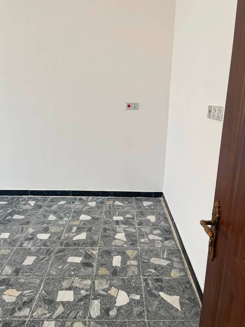 للبيع بيت 100 متر قاط ونص بيت جديد وشغل درجة أولى غرفتين نوم واستقبال وصالة حمامات عدد٢ طابو زراعي سند ٢٥ وكالة ام الصورة العنوان الزعفرانية شارع صيدلية زينة علي فرع خامس خدمات كاملة السعر ٩٠ مليون للاستفسار اتصال ***********
