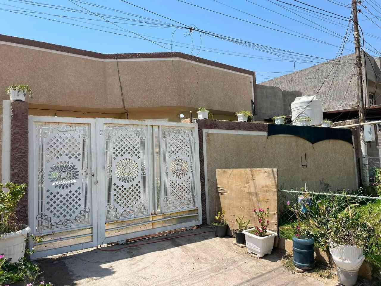 السلام عليكم اخوان  عندي بيت للإيجار الموقع حي العسكري شارع الكرينات مساحه 250؟يحتوي ع صاله وهول  وغرفتين نوم ومطبخ  بيت جديد وكلش نضيف  الاستفسار على هذا الرقم ***********
