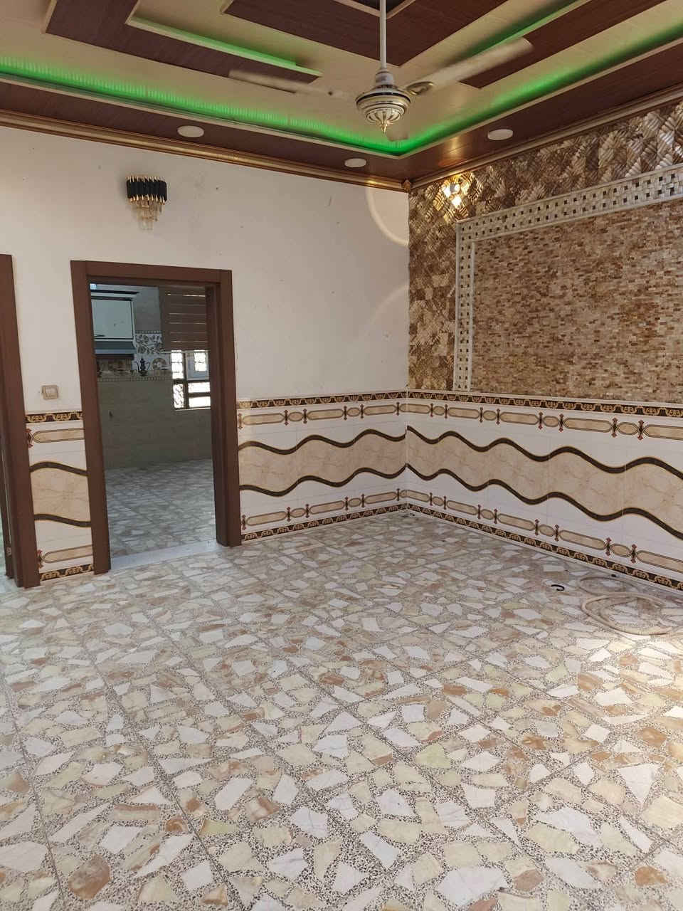للبيع بيت 200م حي النداء شارع قنبر قرب مول حكايه ثاني بيت عن شارع... صب كونكريت غرفتين كاشي صطح شتاكير سعر 120 طابو صرف حر بيع مستعجل ☎️ ***********

