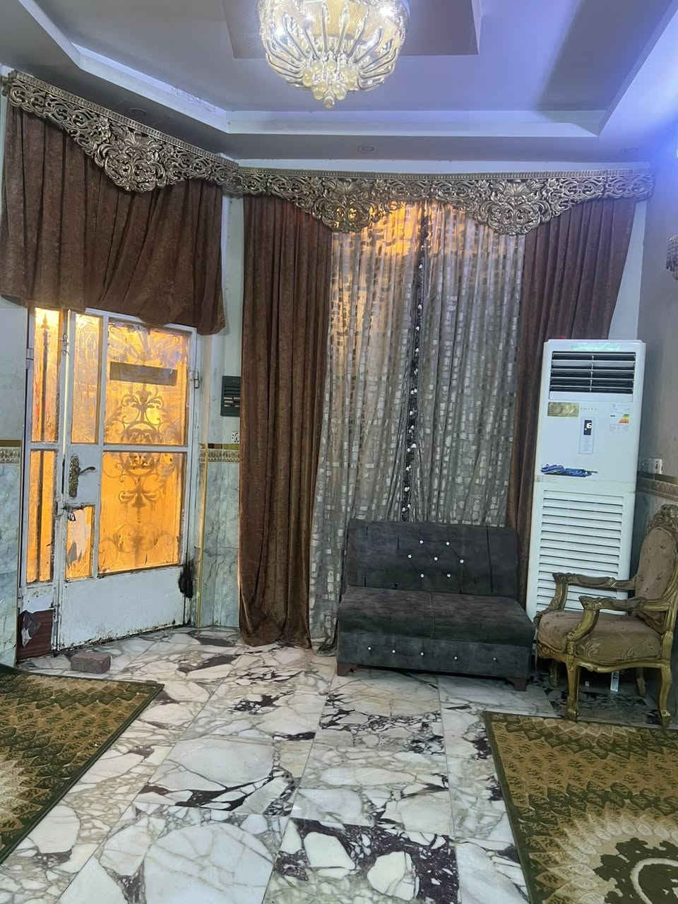 السلام عليكم دار البيع المساحه 144 مدينت الصدر قطاع 45شارع الفلاح البيت بشارع 60قريب علفلاح البيت 3طوابق ونص
طابق لاول  حوش استقبال جبير 
مطبخ صاله وغرفه وصحيات 
طابق الثاني 3غرف وصاله وصحيات 
طابق الثالث غرفه وصاله وصحيات 
وصطح وفوك طابق الثالث صحط بس بي مخزن غراض  السعر 400وبي مجال الستفسار ***********
السلام عليكم دار البيع المساحه 144 مدينت الصدر قطاع 45شارع الفلاح البيت بشارع 60قريب علفلاح البيت 3طوابق ونص
