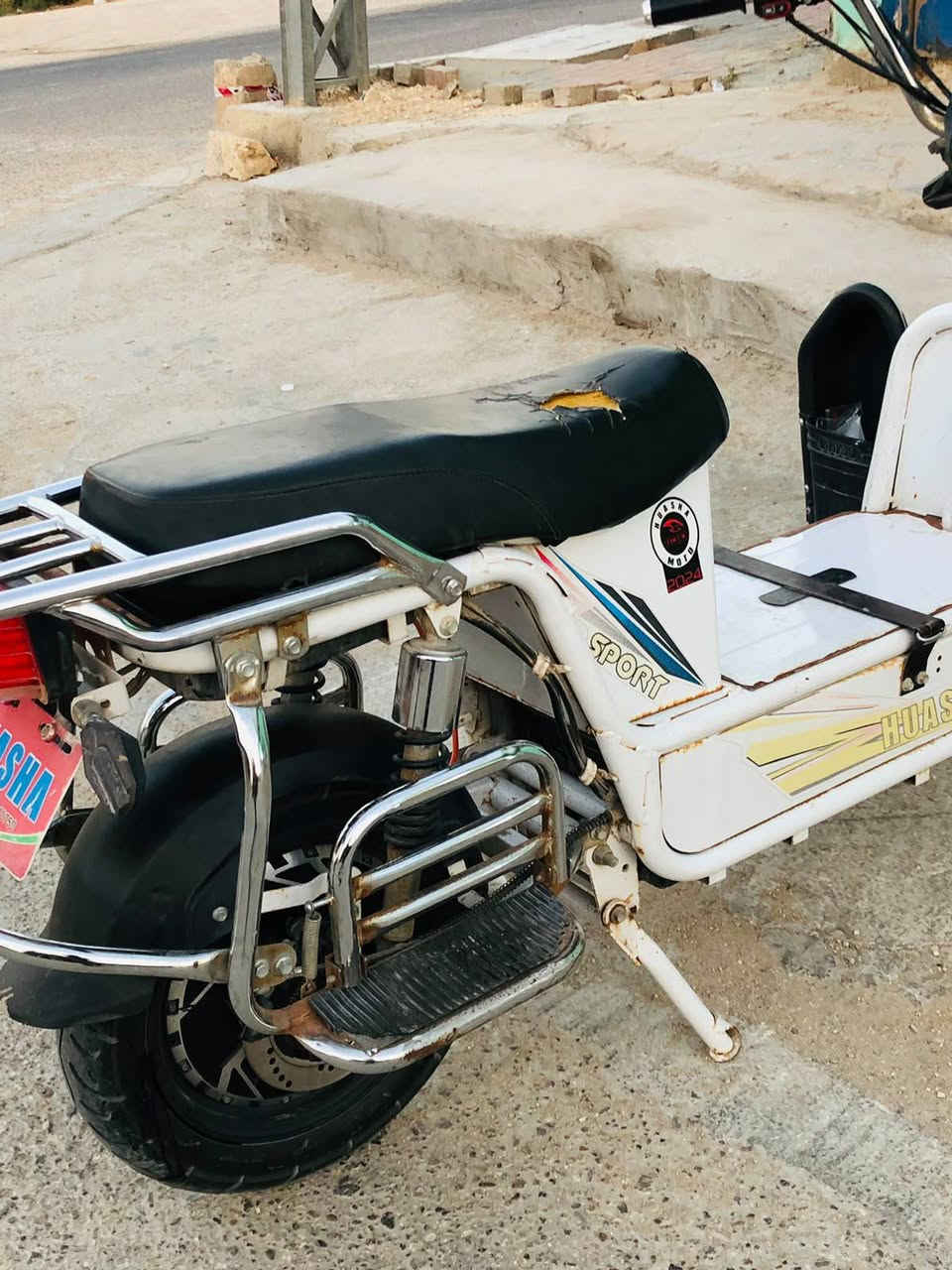 ماطور شحن هيوشه للبيع بطاريات منفخه بس يقرا 10 ونص ونشط كهربائيات كلها شغاله والسعر والاستفسار على هذا الرقم ***********
