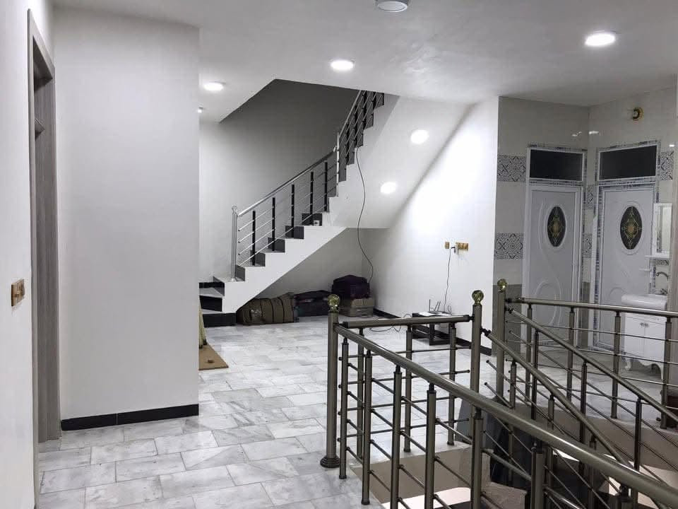 🏡 بيت للبيع – حي النقيب

📍 الموقع: شارع النهر – فرع الزهور
📐 المساحة: 150 متر
🏠 البناء: طابقين

🔹 الطابق الأول:
• غرفة نوم
• صالة
• استقبال
• صحيات
• مطبخ حار وبارد
• حديقة

🔹 الطابق الثاني:
• 3 غرف نوم
• صالة صغيرة

💰 السعر: 525 مليون
🔸 مع المجال

📞 للاستفسار والتواصل:
حسين الحفار
📱 ***********
