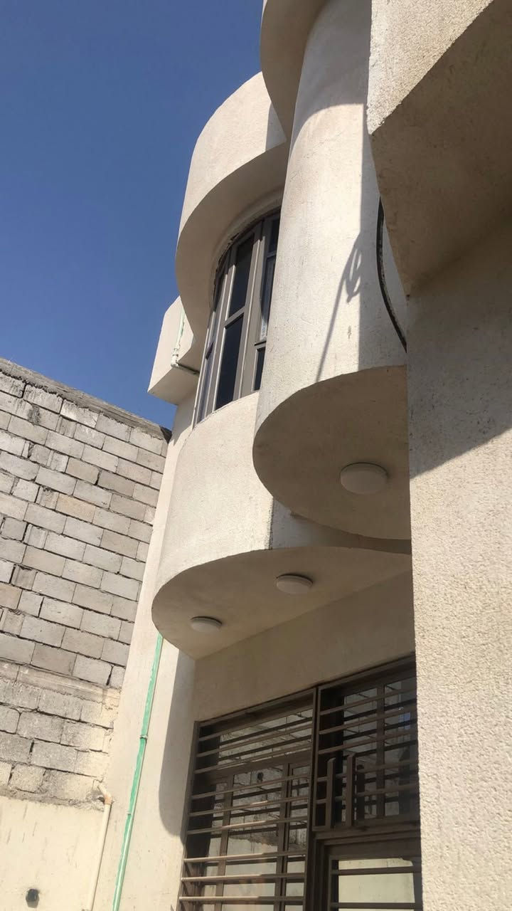 السلام عليكم بيت للبيع التنومه الصالحيه قرب مدارس ريف الزاهر  المساحه ١٥٠ متر طابقين الرقم الاتصال بيه ***********
