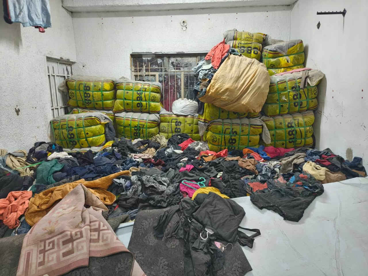 مكالف بلنشر  كبسات ام80كيلوو العدد البيه من150له350قطعه تعزيلت محل المكان كوت  حي جوادين
السعر الكبسه الوحده $25الف وبيهن مجال حك الجيه 
وهاذني لي مطشرات عل ربع دينار
( ***********)
ملابس الأطفال  
ملابس الكبار 
وملابس نسائية
