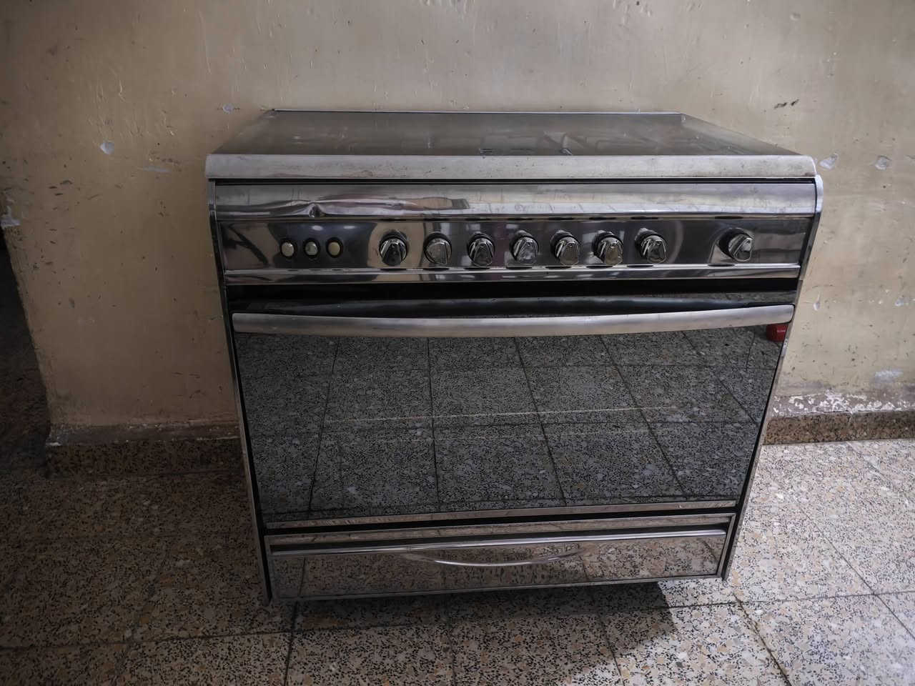 السلام عليكم طباخ مصري مال بيت كلش نضيفه سعرها 120 وبي مجال اتصال ***********
