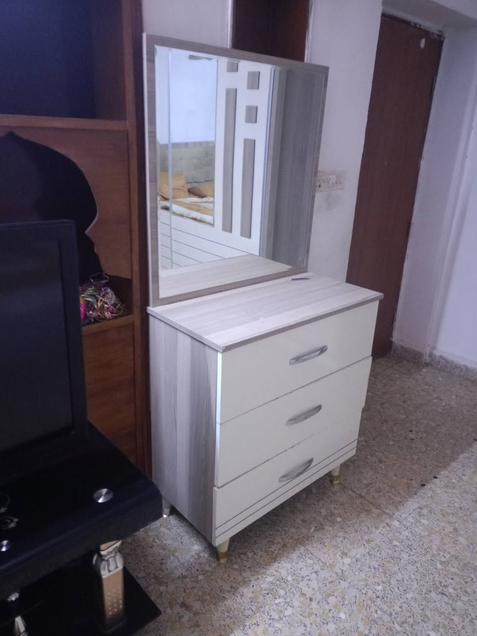 للبيع غرفة نوم جديد بعدها ***********
