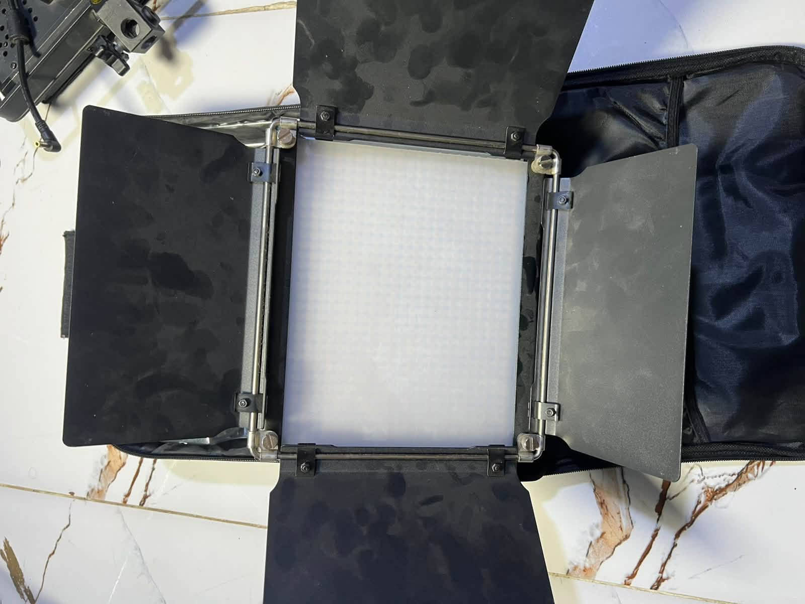 � للبيع إضاءات تصوير احترافية LED
مجموعة إضاءات للتصوير والاستوديو، ماركات NEEWER و FOVITEC، مناسبة لتصوير الفيديو، المنتجات، الإعلانات وصناعة المحتوى.

الإضاءات مستعملة ونظيفة، وياها الشنط والمحولات والملحقات الظاهرة بالصور.
من ضمنها إضاءة Bi-Color 3200K–5600K مع تحكم بقوة ودرجة الإضاءة.

✅ شغل مرتب وإضاءة قوية
✅ مناسبة للاستوديو والمصورين
للاستفسار الاتصال على الرقم 
***********
سعر مناسب سبب البيع التطوير 
يوجد توصيل جميع المحافضات 
مصطفى عبدالرحمن
