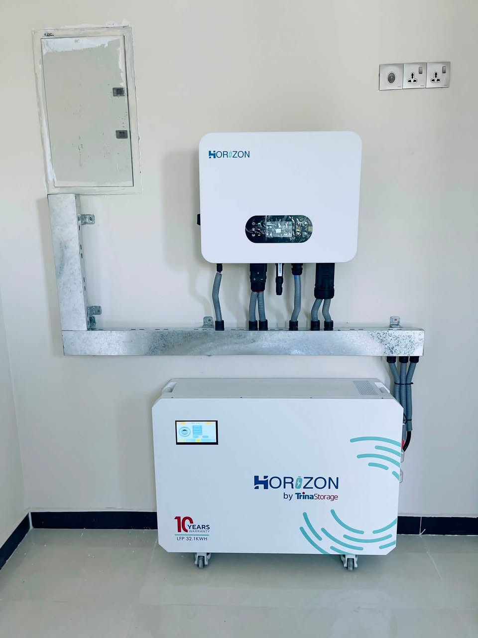 ☀️⚡ منظومة هورايزن لمؤسسة حكومية تابعة لوزارة الداخلية

ضمن أعمالنا في تجهيز المؤسسات الحكومية، تم تنفيذ منظومة طاقة شمسية حديثة لإحدى دوائر الجوازات في بناية جديدة، بتصميم وتنفيذ هندسي متكامل من شركة أبراج المهندسين.

🔋 مكونات المنظومة:
• إنفيرتر هورايزن 8 كيلو واط
• بطارية هورايزن 32 كيلو واط
• 10 ألواح LONGi Hi-MO X10 بقدرة 650 واط للوح
• هيكل ميكانو مصمم ومثبت وفق متطلبات الموقع

منظومة مصممة لتوفير طاقة مستقرة وموثوقة للمبنى، مع الاعتماد على مكونات عالية الكفاءة وتنفيذ هندسي دقيق.

📞 ***********

🏢 شركة أبراج المهندسين للطاقة الشمسية
📍 ديالى – بعقوبة – شارع الدفاع المدني
مقابل معرض خريسان للسيارات
