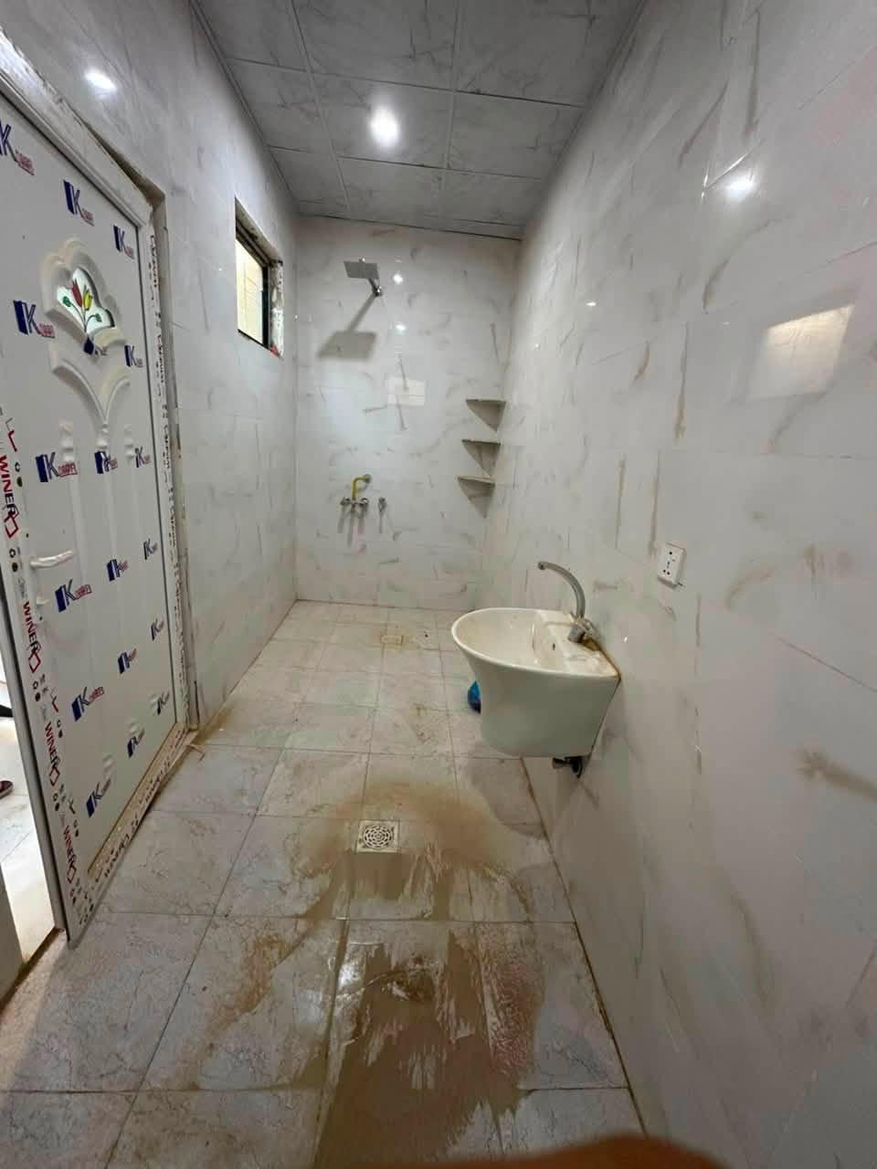 السلام عليكم دار للبيع المكان 📍
تكريت الديوم التصنيع خلف علوه الأسماك 
المساحه 150 وجه 7 ونص نزال 20 الدار 3 طوابق ونضام دكتات كامل ونضام غاز و كامرات و 4 غرف نوم و3 مجاميع صحيه شغل الدار درجه اولى وموقع جدا مميز 
للاستفسار باقي التفاصيل الاتصال على الرقم او مراجعه مكتب علي وأحمد للعقار 
***********
