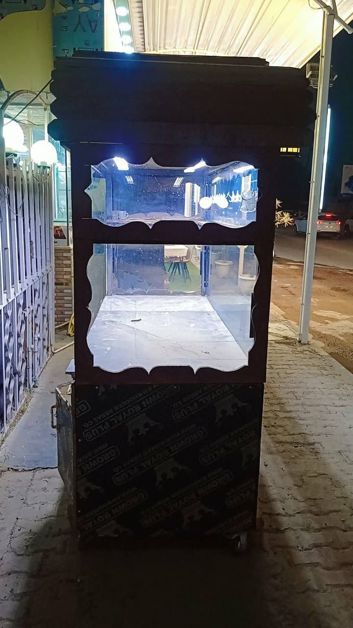 السلام عليكم 
بصطيه جاي نظيفه وياهه غراض طباخ +قواري +كلاصات واستكاين يعني كامل اغراضها نقص قنينه 
السعر ٧٠٠          ***********

