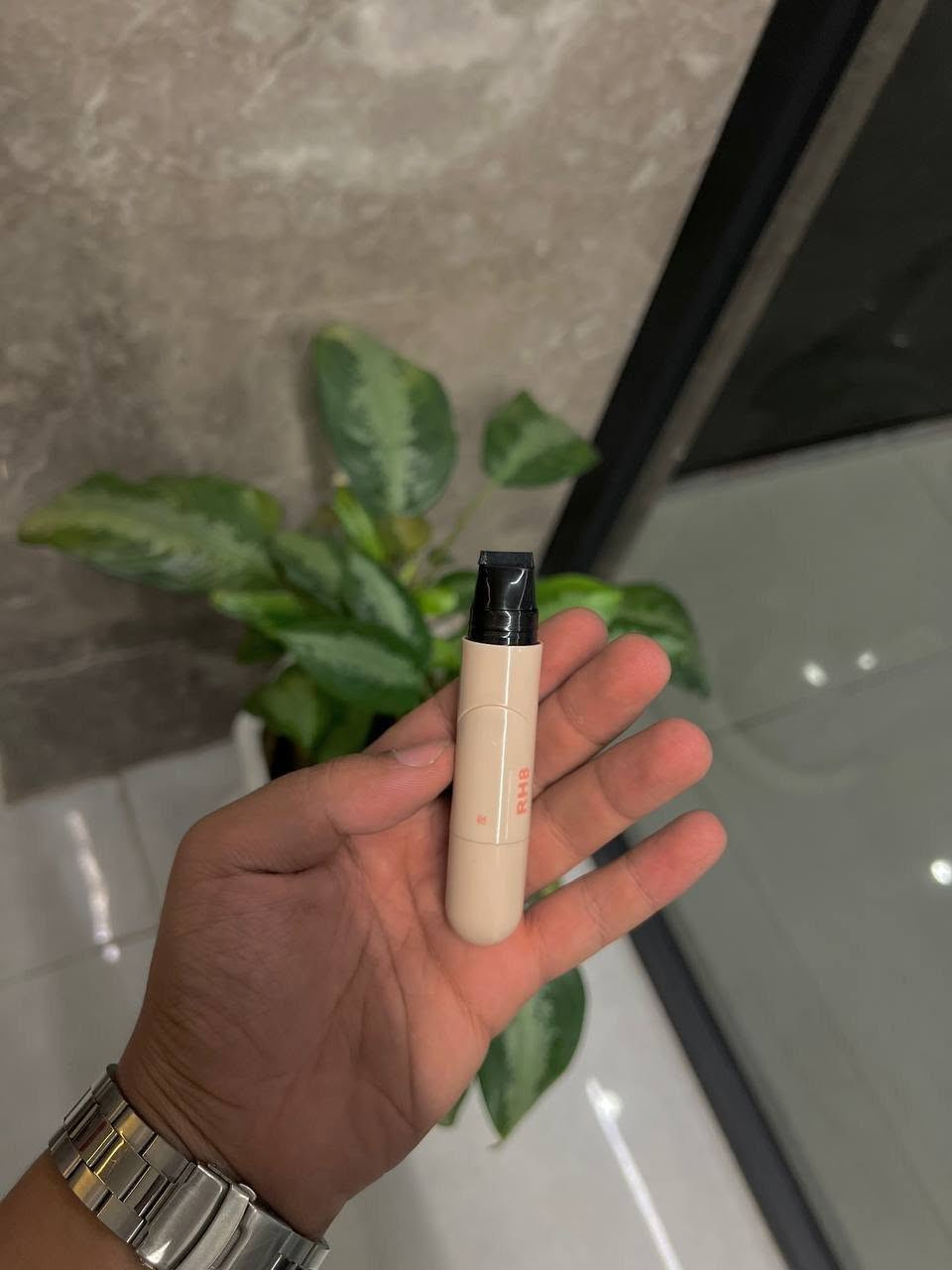 قلم آيلاينر مع ختم الجناح

ودّچ بآيلاينر مرتب ومتناسق بدون ما تتعبين كل مرة بالرسم؟ 👀✨  
 يجمع بين الآيلاينر وختم الجناح بتصميم عملي، حتى يساعدچ تحصلين على جناح أنيق ومتناسق بكل سهولة.

✨ سهل الاستخدام
🖤 لون أسود واضح
👁️ يساعد على توحيد شكل الجناحين
⏱️ يوفر الوقت والجهد
💄 مناسب للمكياج اليومي والمناسبات
🎀 حجمه عملي وسهل الحمل

ارسمِي، اختمي، وكمّلي لوكتچ بثقة! �

المميزات:

.قلم آيلاينر + ختم جناح بتصميم واحد.

. يساعد على رسم جناح متناسق للعينين بسهولة.

. يوفر الوقت ويقلل صعوبة رسم الآيلاينر التقليدي.

. رأس دقيق يساعد على تحديد خط العين.

. مصمم للاستخدام على العين اليمنى واليسرى.

.مناسب للمبتدئات والمحترفات.

. حجم عملي وسهل الحمل داخل حقيبة المكياج.

.الكمية 1.5 مل + 1.5 مل.

. اللون: Black 01

​✨ للطلب أو الاستفسار:
تواصل معنا عبر الرسائل الخاصة 
📱 واتساب: ***********
​💰 السعر: [15 الف]
🚚 التوصيل: مجاني لجميع محافظات العراق 🇮🇶

للطلب المنتج من خلال الرابط مباشرة

https://rolemall.com/?strung=axMwaXjgootquality13179
