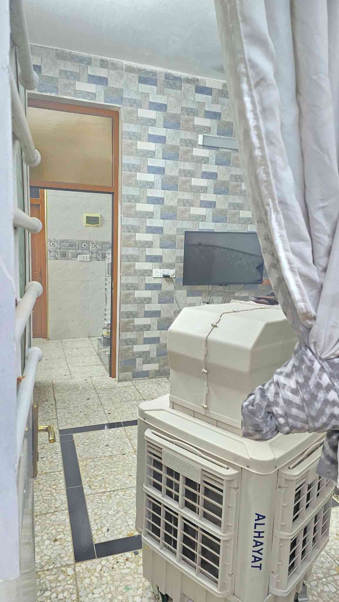 بيت للبيع تجاوز قرب مخبز روعه ام الكبر  المساحه ٨٠ الواجه ٦. طابق واحد ***********

نص مكتوب في الصور:
- الدار للبيع
- ***********