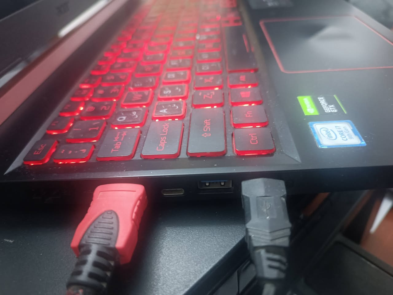 للبيع | Acer Nitro 5 AN515-54 بحالة ممتازة 
💻 المواصفات:

الموديل: Acer Nitro 5 AN515-54

الشاشة: 15.6 إنج Full HD

المعالج: Intel Core i7-9750H (الجيل التاسع)

6 أنوية / 12 خيط معالجة

سرعة تصل إلى 4.5GHz (Turbo)

الذاكرة (RAM): 16GB DDR4

كرت الشاشة:

NVIDIA GeForce GTX 1650 (4GB)

Intel UHD Graphics 630

التخزين: 1TB SSD (حوالي 954GB فعلي)

النظام: Windows 11 Pro (64-bit) اصلي

✅ مناسب لـ:

البرمجة وتطوير الأنظمة

برامج التصميم والمونتاج

الذكاء الاصطناعي والمحاكاة

الألعاب المتوسطة والقوية

📌 حالة الجهاز: نظيف جدا وبه ضمان ويعمل بكفاءة عالية، استخدام شخصي.
📍 الموقع: ذي قار – الناصرية.

يرجى التواصل 
***********
او ع الخاص
